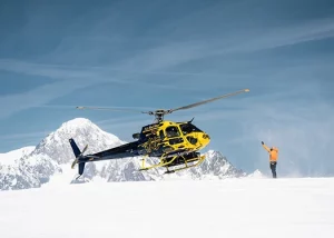 Hélicoptère prêt au décollage pour une aventure heliski à La Thuile