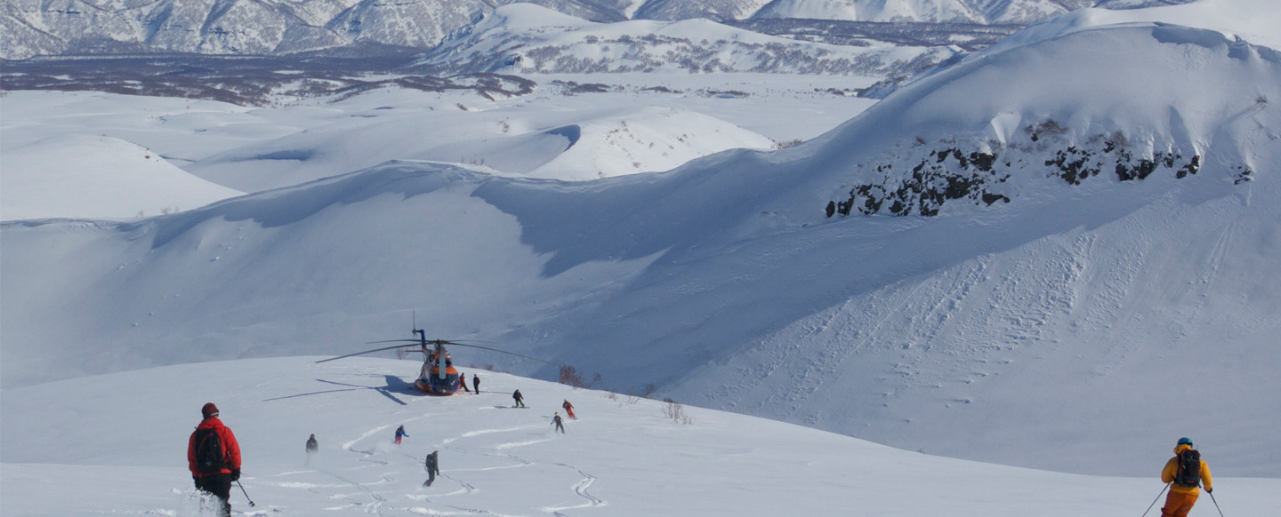 Hélicoptère arrivant sur le front de neige 