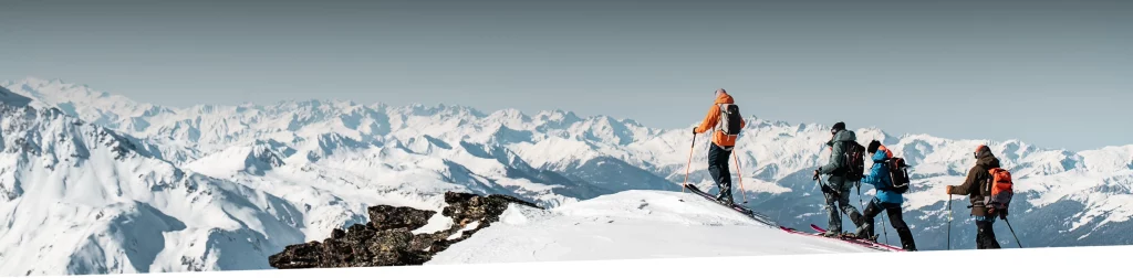 Groupe de skieurs en randonnée arrivant au sommet avec Tarentaise Tours
