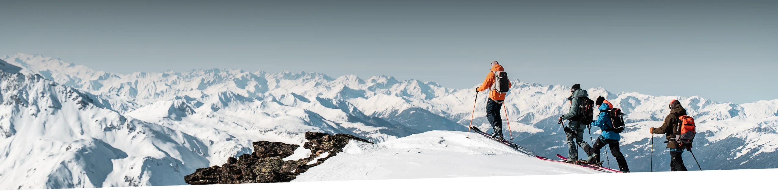 Groupe de skieurs en randonnée arrivant au sommet avec Tarentaise Tours