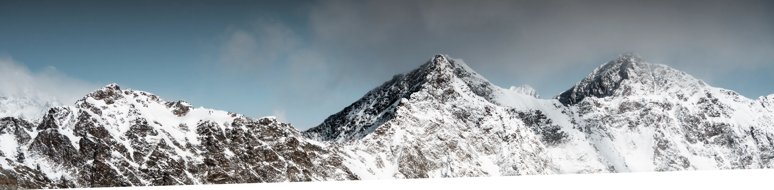 Sommets enneigés sous un ciel bleu dans les Alpes