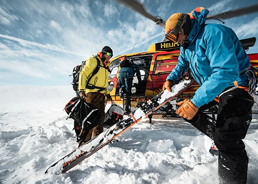 Skieur récupérant ses skis dans le casier d’un hélicoptère
