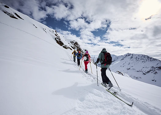 Groupe de skieurs de randonnée en train de monter vers la Vallée Blanche