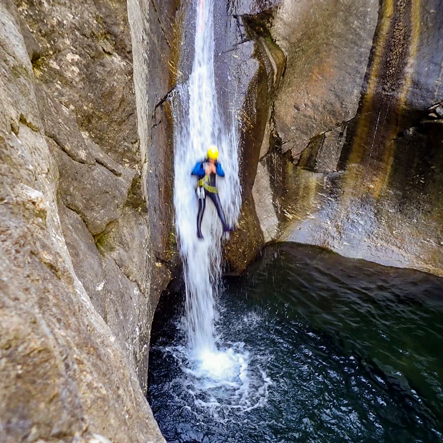 Personne descendant une cascade en canyoning