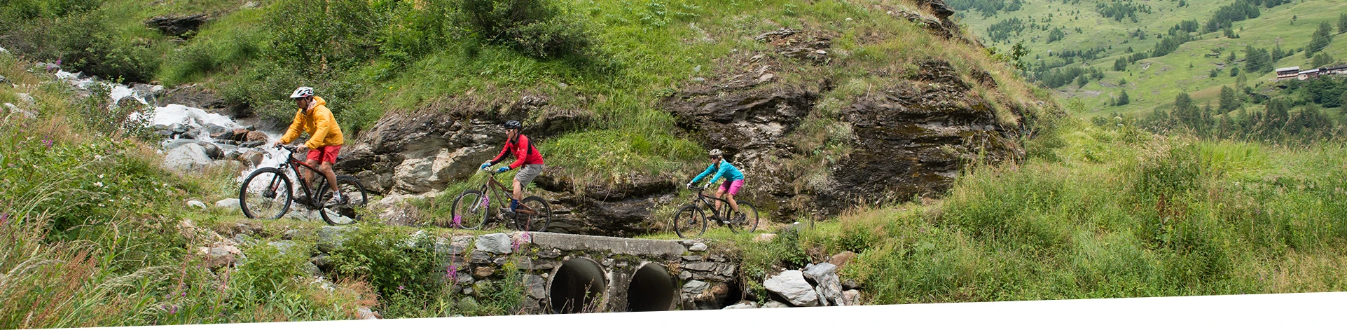 Trois cyclistes en e-bike parcourant des chemins de montagne