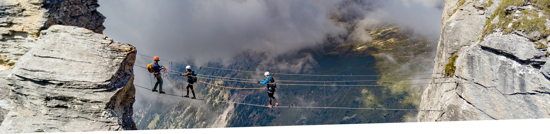 Groupe traversant un pont de singe lors d’une via ferrata